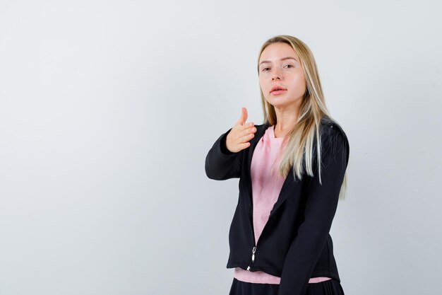 Giovane donna affascinante bionda isolata