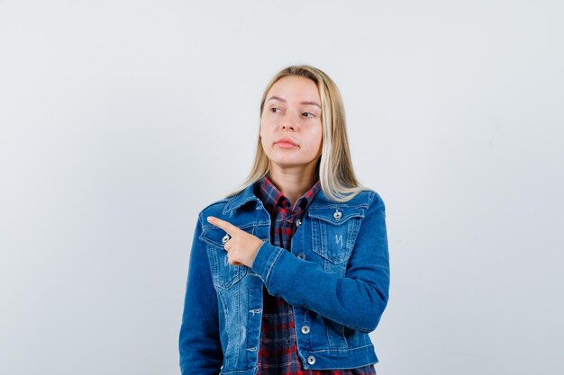 Giovane donna affascinante bionda isolata