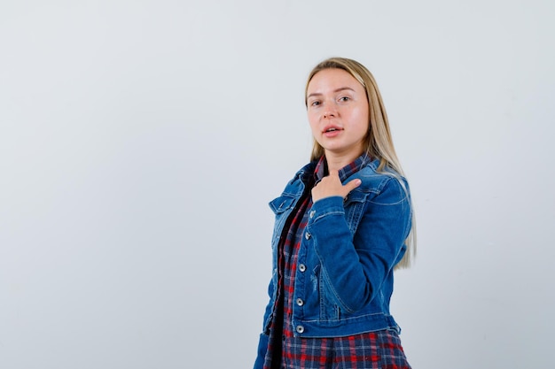 Giovane donna affascinante bionda isolata