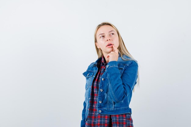 Giovane donna affascinante bionda isolata