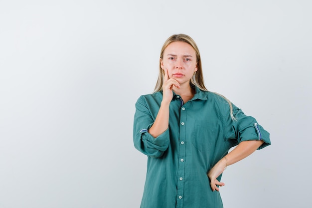 Giovane donna affascinante bionda isolata