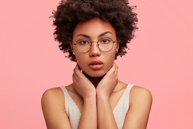 Giovane donna afro-americana che indossa occhiali rotondi