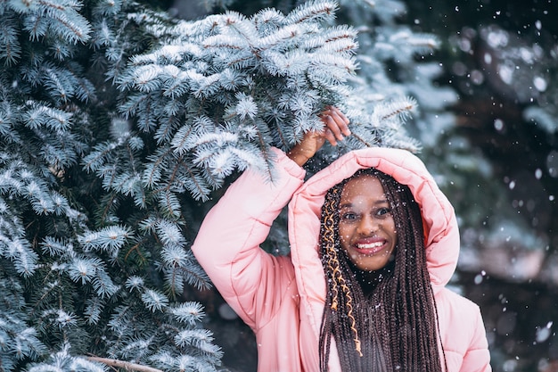 Giovane donna afroamericana in inverno fuori nel parco