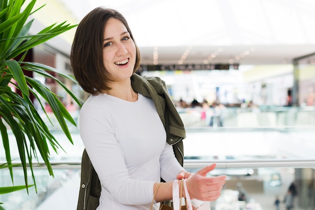 Giovane donna al centro commerciale