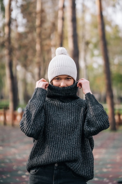 Giovane donna al parco