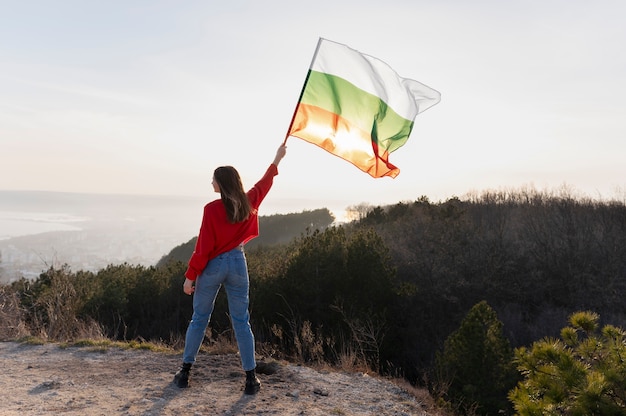 Giovane donna all'aperto che tiene la bandiera bulgara