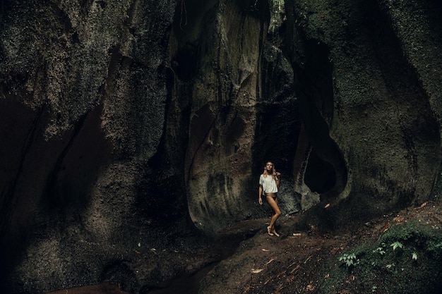 giovane donna alla cascata nella roccia Bali Indonesia