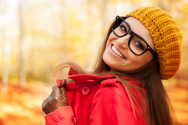 Giovane donna alla moda che gode nella stagione autunnale