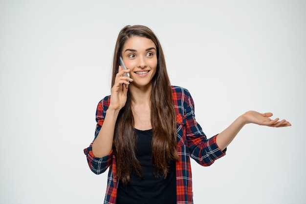 Giovane donna allegra che parla sul telefono cellulare