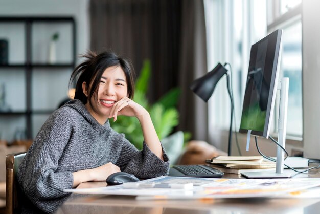 Giovane donna asiatica adulta che lavora a casa teleconferenza incontro online con i partner commerciali a casa isolare il concetto di quarantena