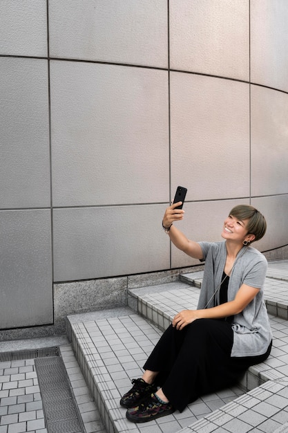 Giovane donna asiatica che prende un selfie