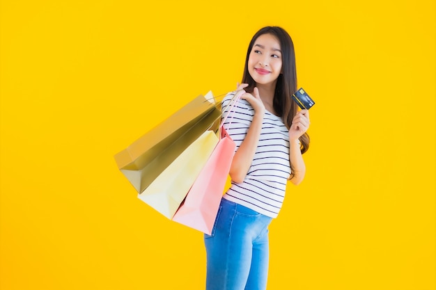 giovane donna asiatica con la borsa della spesa colorata