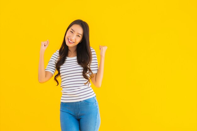 giovane donna asiatica sorriso felice di azione