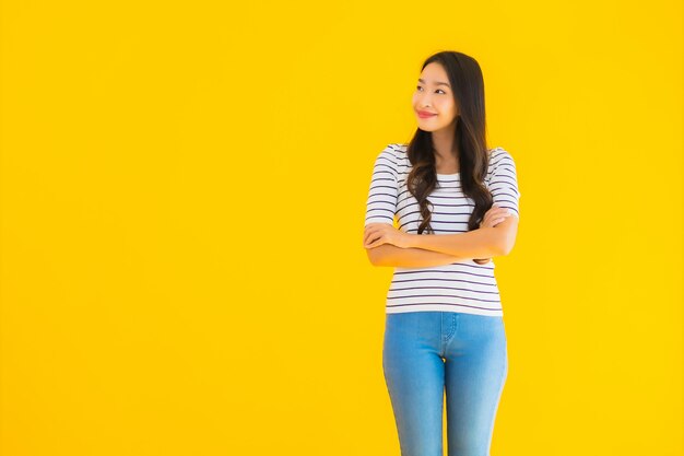 giovane donna asiatica sorriso felice di azione