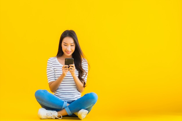 giovane donna asiatica sorriso felice uso intelligente telefono cellulare