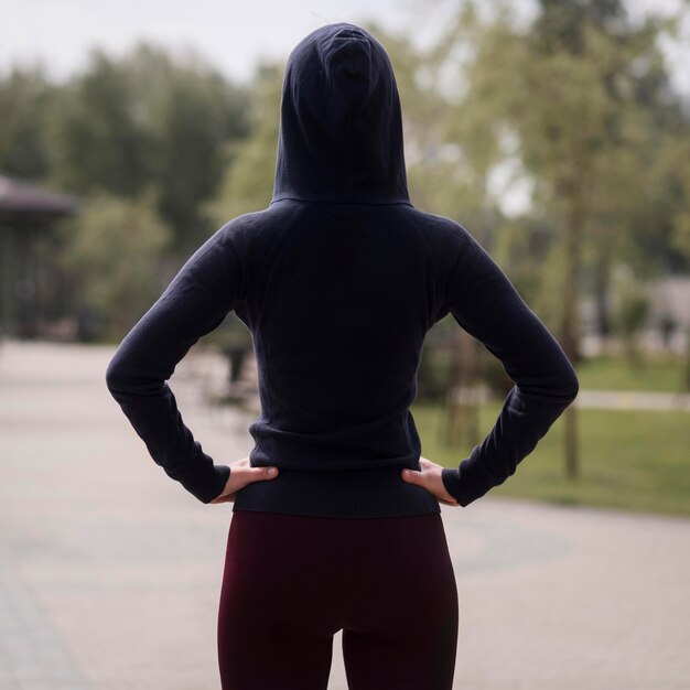 Giovane donna atletica di vista posteriore all'aperto