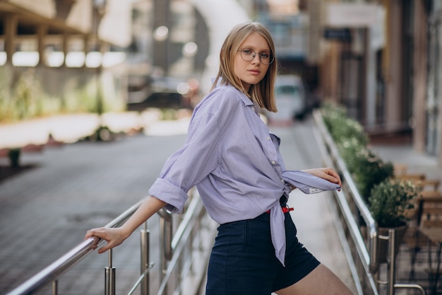 Giovane donna attraente che cammina in strada