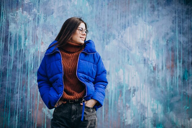 Giovane donna attraente in giacca invernale blu