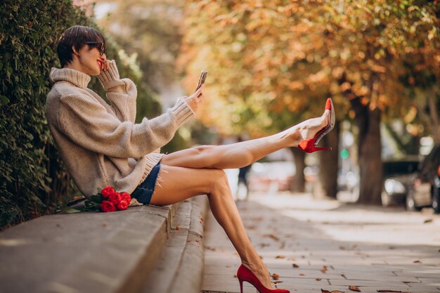 Giovane donna attraente utilizzando il telefono