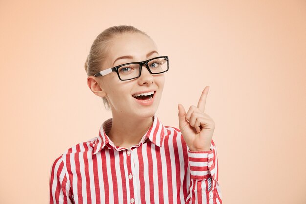 Giovane donna bionda che indossa la camicia a righe