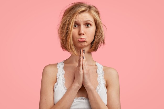 Giovane donna bionda con i capelli disordinati