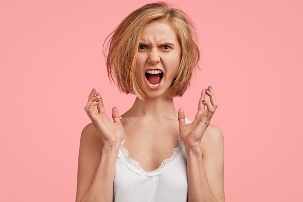 Giovane donna bionda con i capelli disordinati