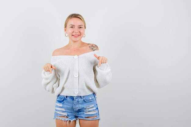 Giovane donna bionda con un maglione bianco