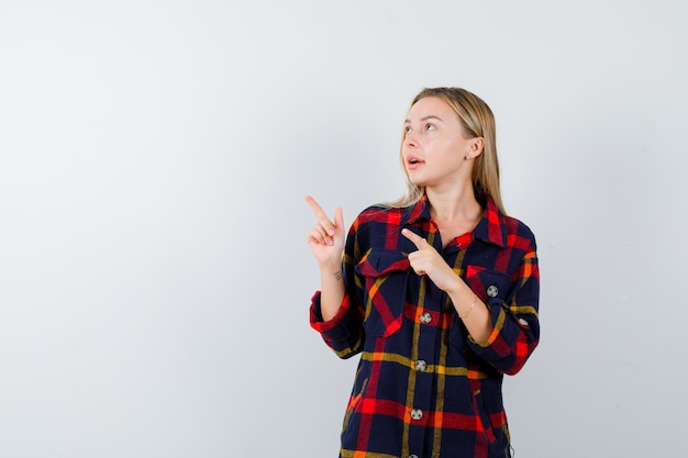 Giovane donna bionda con una camicia a scacchi