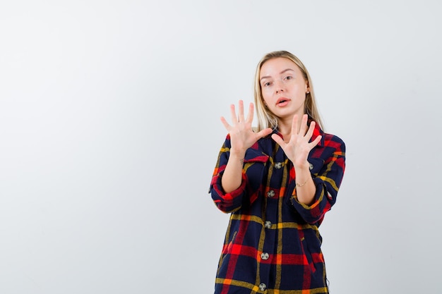 Giovane donna bionda con una camicia a scacchi