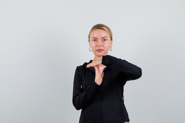 Giovane donna bionda con una giacca nera