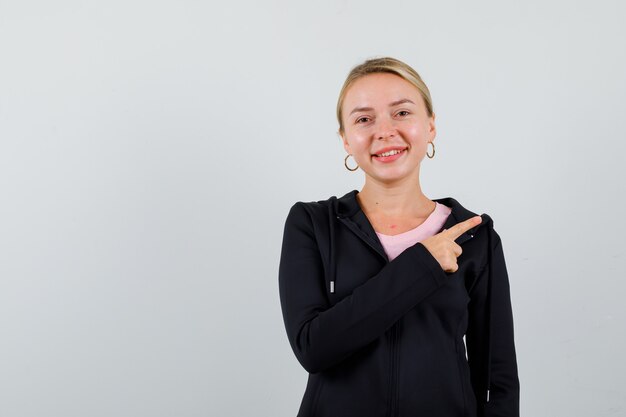 Giovane donna bionda con una giacca nera