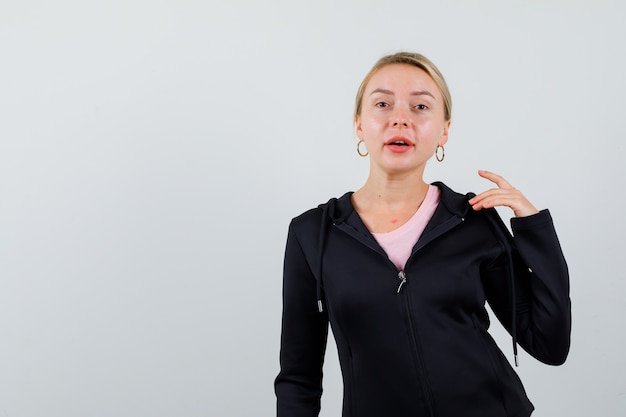 Giovane donna bionda con una giacca nera