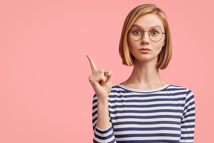 Foto gratuito giovane donna bionda in camicia a righe
