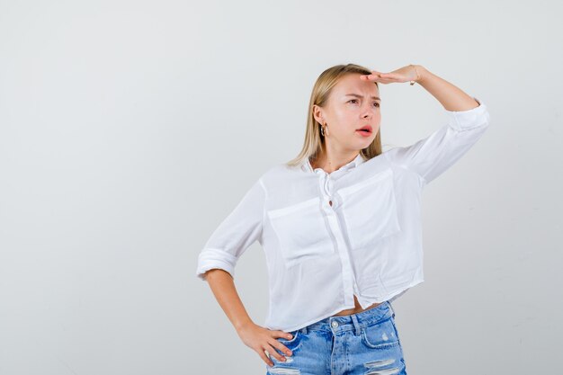 Giovane donna bionda in camicia bianca