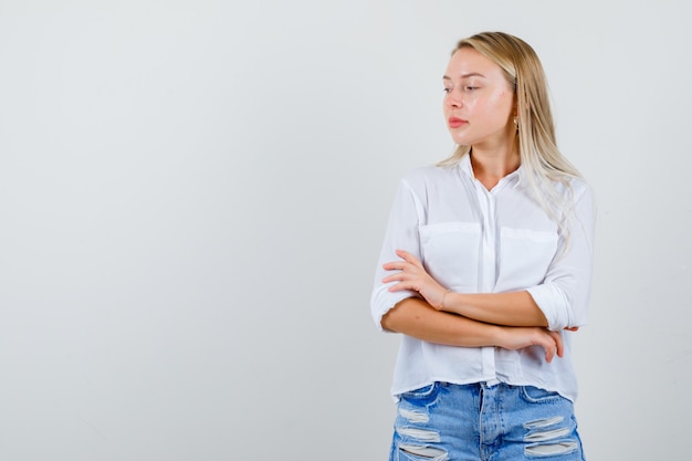 Giovane donna bionda in camicia bianca