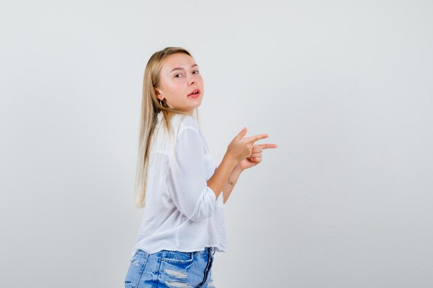 Giovane donna bionda in camicia bianca