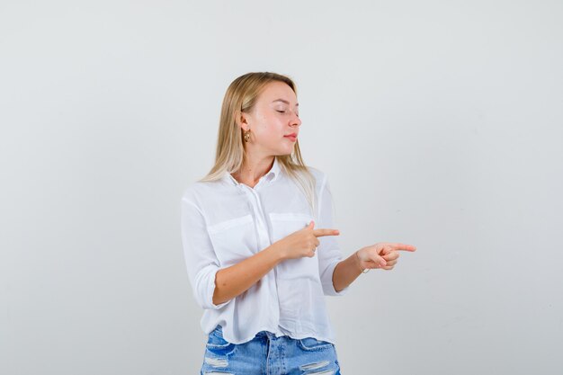 Giovane donna bionda in camicia bianca