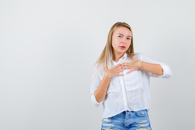 Giovane donna bionda in camicia bianca