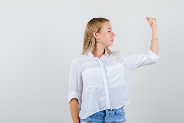 Giovane donna bionda in camicia bianca