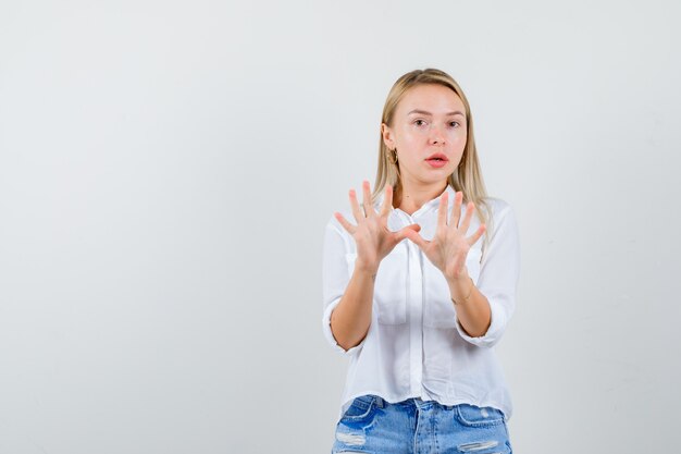 Giovane donna bionda in camicia bianca