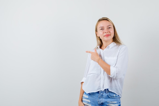 Giovane donna bionda in camicia bianca