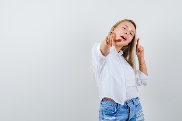 Giovane donna bionda in camicia bianca