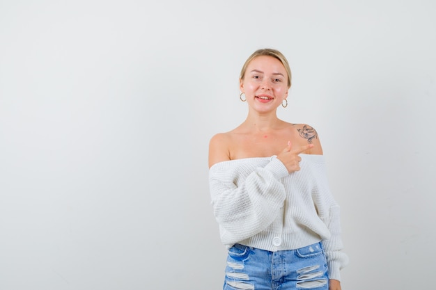 Giovane donna bionda in un cardigan bianco