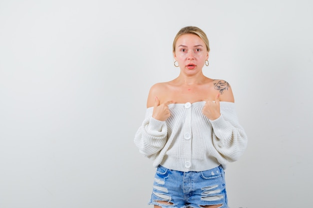 Giovane donna bionda in un cardigan bianco