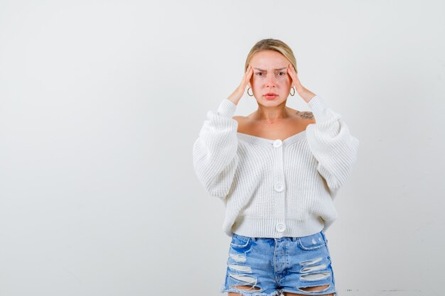 Giovane donna bionda in un cardigan bianco