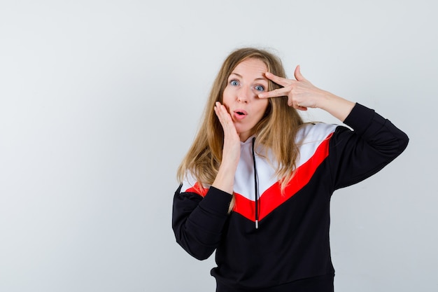 Giovane donna bionda in una giacca e jeans