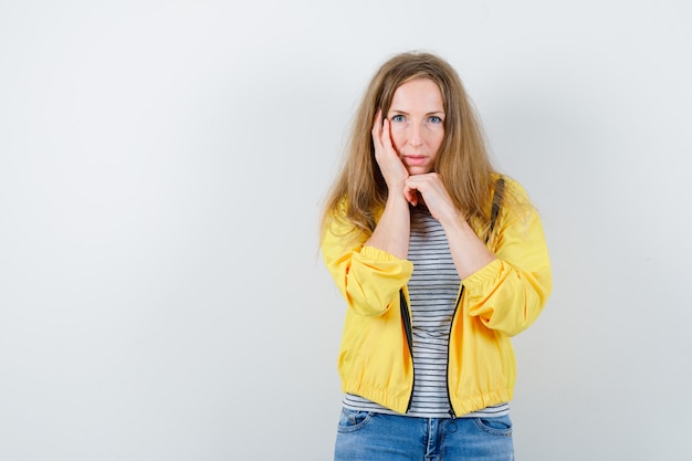 Giovane donna bionda in una giacca gialla