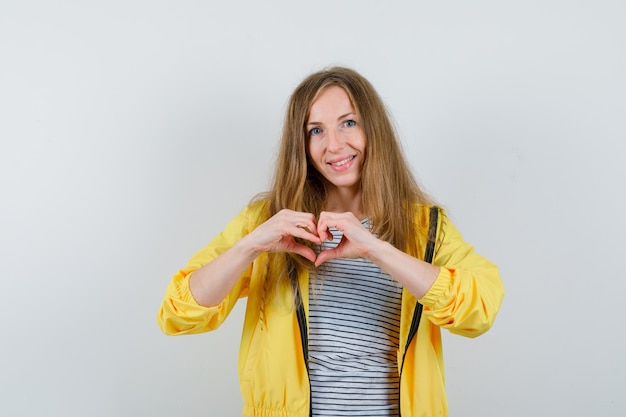 Giovane donna bionda in una giacca gialla