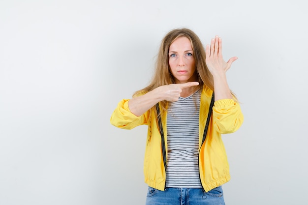 Giovane donna bionda in una giacca gialla