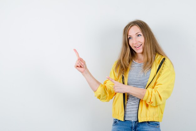 Giovane donna bionda in una giacca gialla